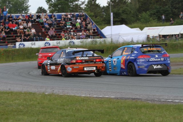 Martin Andersen og Jakob Borum har to af de absolut hurtigste biler i klassen. Martin fører klassen, hvor Jakob pga tekniske problemer må nøjes med en placering som 8’er i det samlede klassement.
(Foto: Keld Dohm)